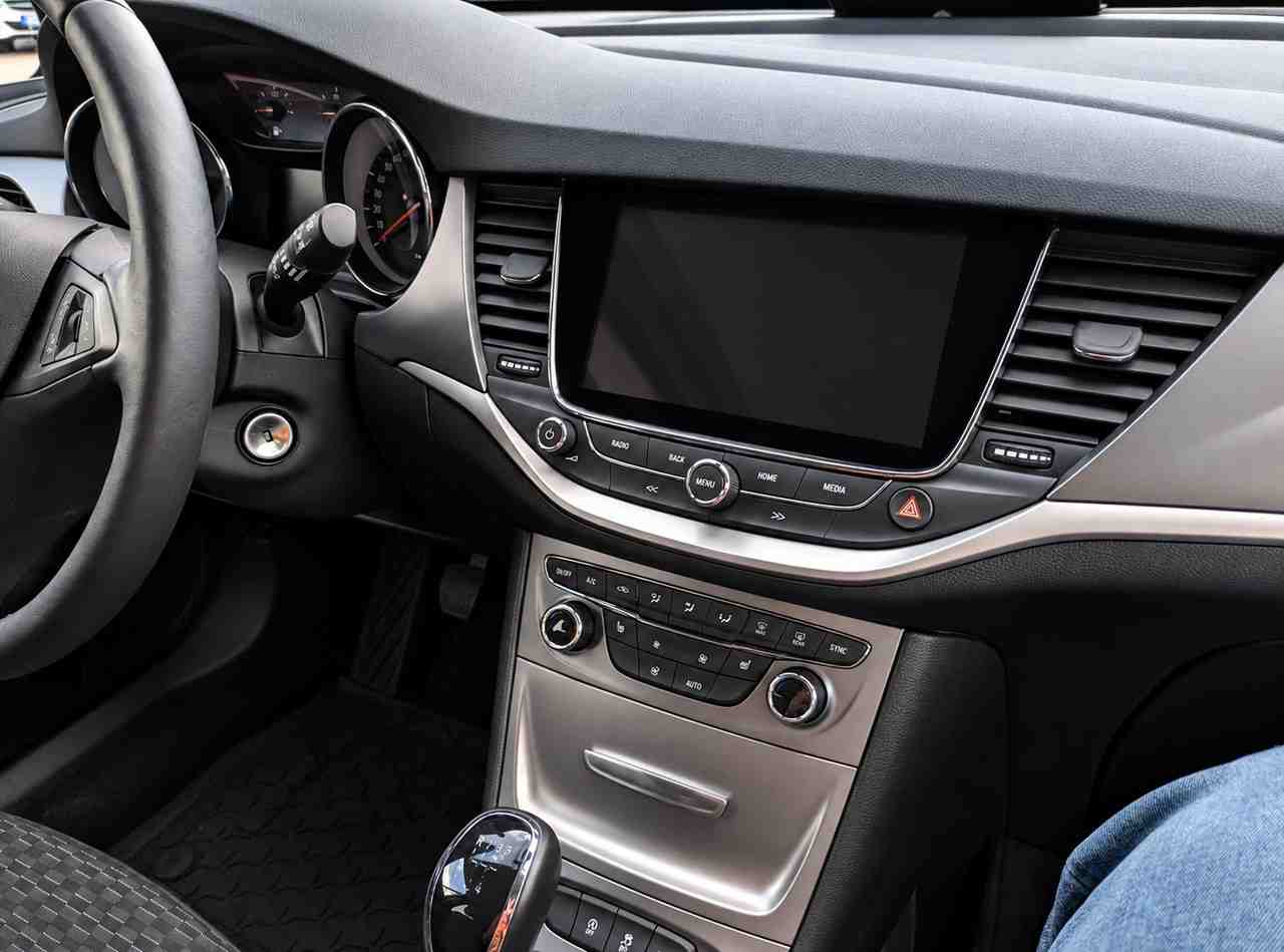 auto palubna doska mechanicke tlacidla