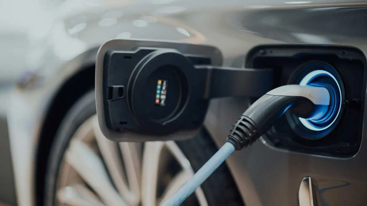 Nabíjanie elektromobilu počas bežnej prevádzky a údržby vozidla
