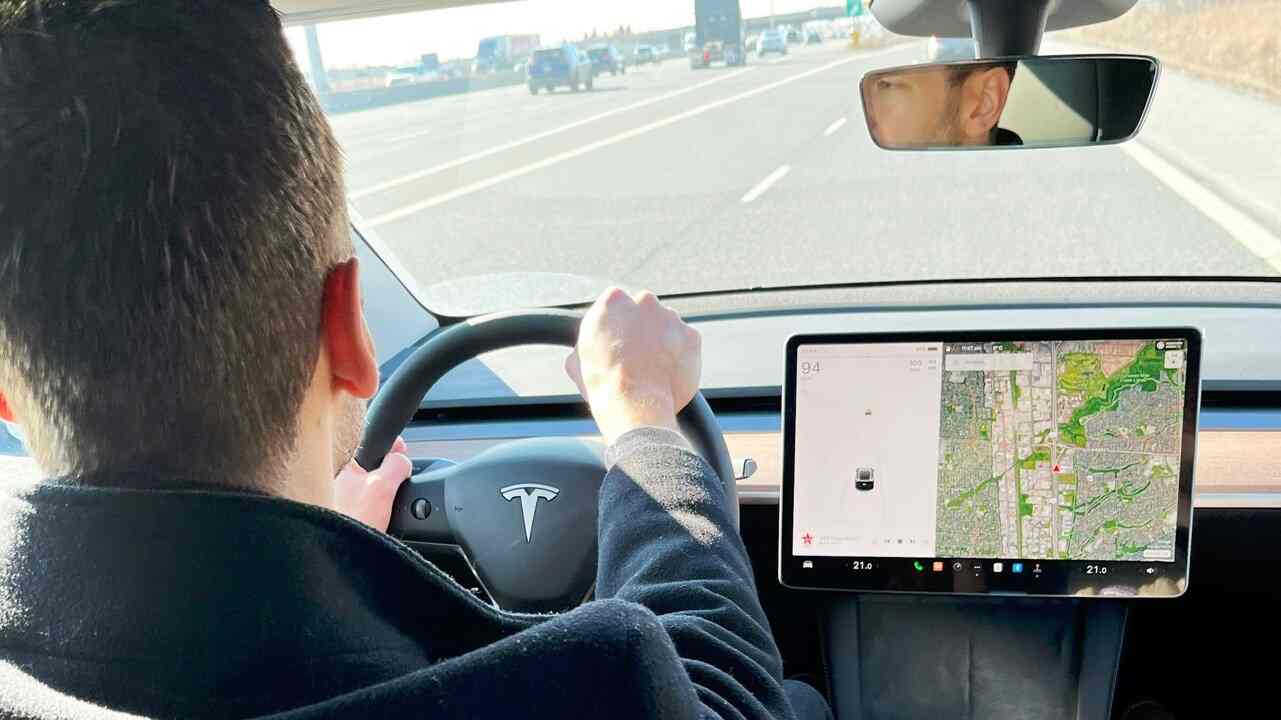 Tesla so systémom Assisted Driving počas jazdy na slovenskej ceste
